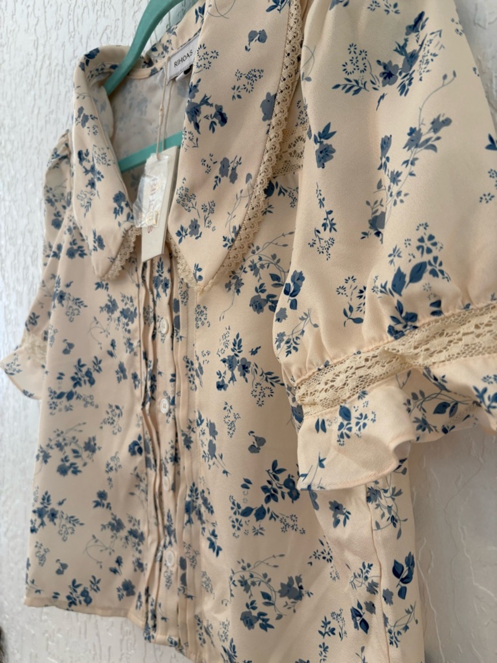 RIHOAS Cream Floral Puff-Sleeve Button-Front Blouse - Picture 2 of 6